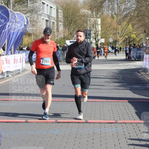 12.04.2026 - 45. Internationalen Wilhelmsburger Insellauf Strokosch-Dieckow http://msf.ph/oto/9454525 12.04.2026 10:42:40 Ziel 2262, 2263 meine-sportfotos.de