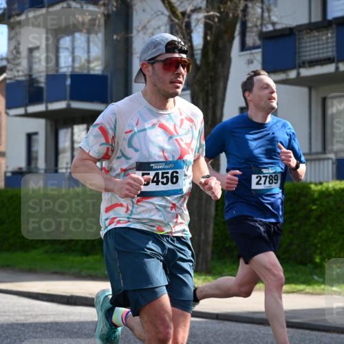 12.04.2026 - 45. Internationalen Wilhelmsburger Insellauf J. Mangold http://msf.ph/oto/9454549 12.04.2026 10:19:30 Ziel 2671, 2549, 3289, 5456, 2789, 5652, 3976, 4162, 4605 meine-sportfotos.de