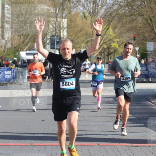 12.04.2026 - 45. Internationalen Wilhelmsburger Insellauf Strokosch-Dieckow http://msf.ph/oto/9454588 12.04.2026 10:29:56 Ziel 4027, 5804, 3355, 4142, 2627 meine-sportfotos.de
