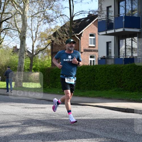12.04.2026 - 45. Internationalen Wilhelmsburger Insellauf J. Mangold http://msf.ph/oto/9454605 12.04.2026 10:21:33 Ziel 2253, 3137, 3930, 3317, 3771, 3771, 2010 meine-sportfotos.de