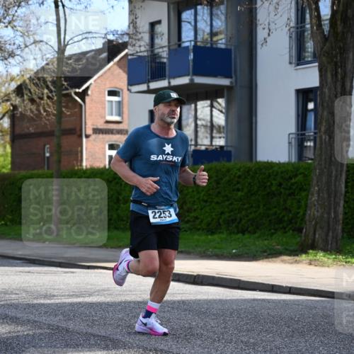 12.04.2026 - 45. Internationalen Wilhelmsburger Insellauf J. Mangold http://msf.ph/oto/9454613 12.04.2026 10:21:33 Ziel 2253, 3137, 3930, 3317, 3771, 3771, 2010 meine-sportfotos.de