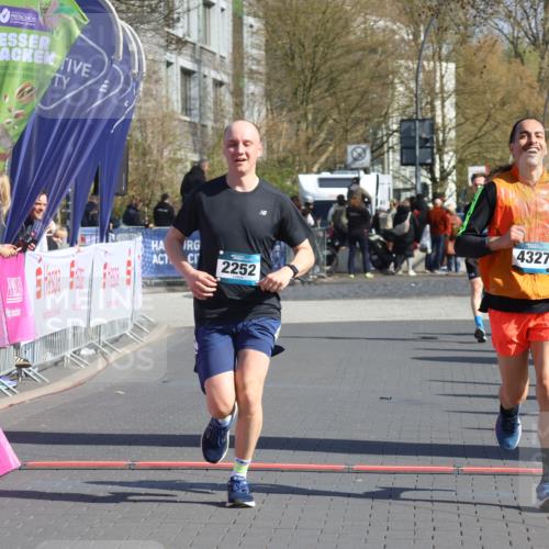 12.04.2026 - 45. Internationalen Wilhelmsburger Insellauf Strokosch-Dieckow http://msf.ph/oto/9454616 12.04.2026 10:42:55 Ziel 2252 meine-sportfotos.de
