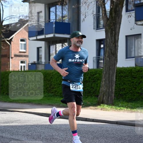 12.04.2026 - 45. Internationalen Wilhelmsburger Insellauf J. Mangold http://msf.ph/oto/9454617 12.04.2026 10:21:33 Ziel 2253, 3137, 3930, 3317, 3771, 3771, 2010 meine-sportfotos.de