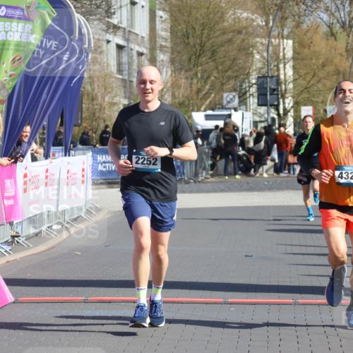 12.04.2026 - 45. Internationalen Wilhelmsburger Insellauf Strokosch-Dieckow http://msf.ph/oto/9454630 12.04.2026 10:42:55 Ziel 2252 meine-sportfotos.de