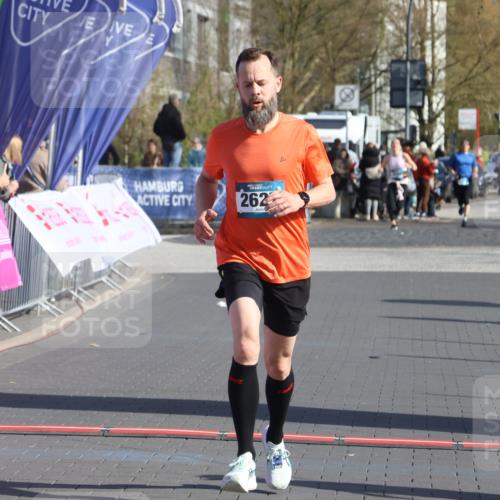 12.04.2026 - 45. Internationalen Wilhelmsburger Insellauf Strokosch-Dieckow http://msf.ph/oto/9454640 12.04.2026 10:30:00 Ziel 5804, 3355, 4142, 2627 meine-sportfotos.de