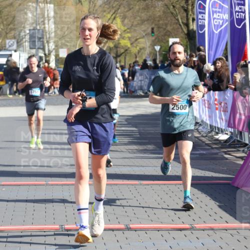 12.04.2026 - 45. Internationalen Wilhelmsburger Insellauf Strokosch-Dieckow http://msf.ph/oto/9454748 12.04.2026 10:43:14 Ziel 2724, 2500, 3021, 5751 meine-sportfotos.de