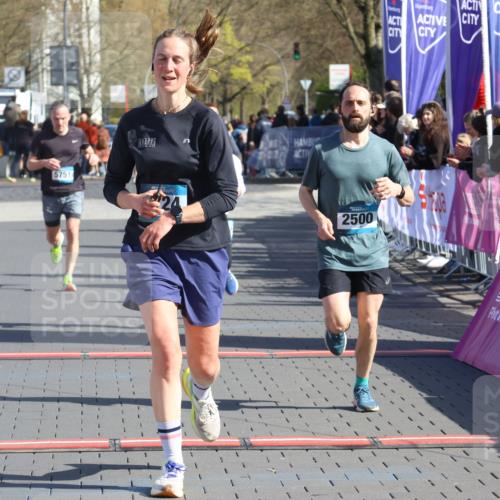 12.04.2026 - 45. Internationalen Wilhelmsburger Insellauf Strokosch-Dieckow http://msf.ph/oto/9454754 12.04.2026 10:43:14 Ziel 2724, 2500, 3021, 5751 meine-sportfotos.de