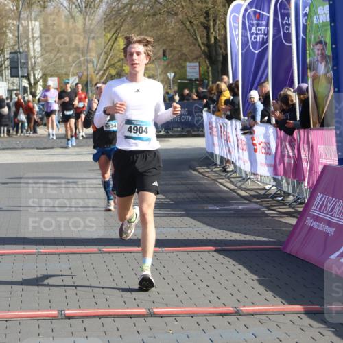 12.04.2026 - 45. Internationalen Wilhelmsburger Insellauf Strokosch-Dieckow http://msf.ph/oto/9454756 12.04.2026 10:30:30 Ziel 4904, 5534 meine-sportfotos.de