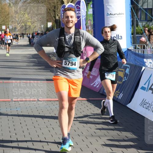 12.04.2026 - 45. Internationalen Wilhelmsburger Insellauf Strokosch-Dieckow http://msf.ph/oto/9454854 12.04.2026 10:43:22 Ziel 5751, 5794, 3779, 5840 meine-sportfotos.de
