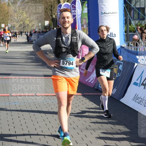 12.04.2026 - 45. Internationalen Wilhelmsburger Insellauf Strokosch-Dieckow http://msf.ph/oto/9454863 12.04.2026 10:43:22 Ziel 5751, 5794, 3779, 5840 meine-sportfotos.de