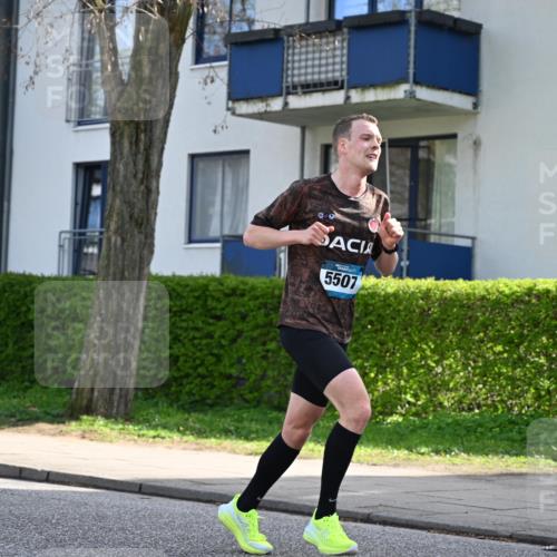 12.04.2026 - 45. Internationalen Wilhelmsburger Insellauf J. Mangold http://msf.ph/oto/9454867 12.04.2026 10:22:26 Ziel 3053, 4694, 5507, 5561, 3963, 5271, 5271, 4384, 4291, 2383 meine-sportfotos.de