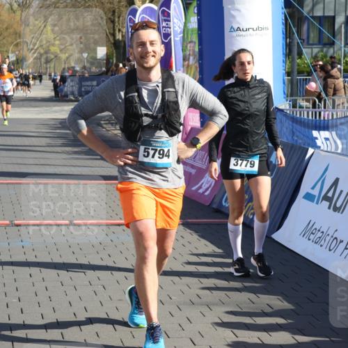 12.04.2026 - 45. Internationalen Wilhelmsburger Insellauf Strokosch-Dieckow http://msf.ph/oto/9454880 12.04.2026 10:43:22 Ziel 5751, 5794, 3779, 5840 meine-sportfotos.de