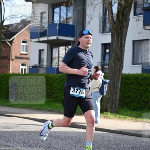 12.04.2026 - 45. Internationalen Wilhelmsburger Insellauf J. Mangold http://msf.ph/oto/9454967 12.04.2026 10:23:17 Ziel 3776, 5812, 4953, 5237, 5237, 4381, 4566, 3561, 4492, 5684, 3476, 2702 meine-sportfotos.de