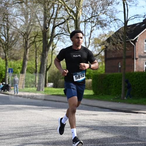 12.04.2026 - 45. Internationalen Wilhelmsburger Insellauf J. Mangold http://msf.ph/oto/9454984 12.04.2026 10:23:26 Ziel 3776, 5812, 4953, 5237, 4381, 4566, 3561, 4492, 5684, 4492, 5684, 3476, 2702, 3476, 2702, 3351 meine-sportfotos.de
