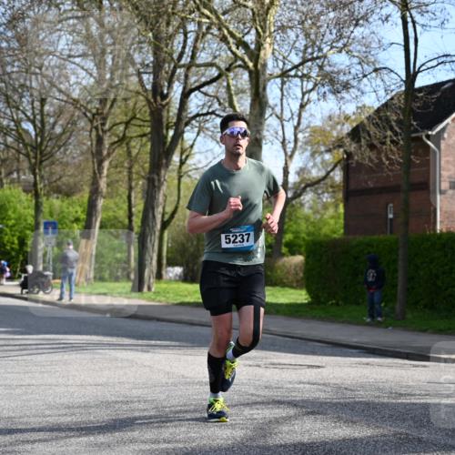 12.04.2026 - 45. Internationalen Wilhelmsburger Insellauf J. Mangold http://msf.ph/oto/9454999 12.04.2026 10:23:30 Ziel 5812, 4953, 5237, 4381, 4566, 3561, 4492, 5684, 3476, 2702, 3351, 3351 meine-sportfotos.de