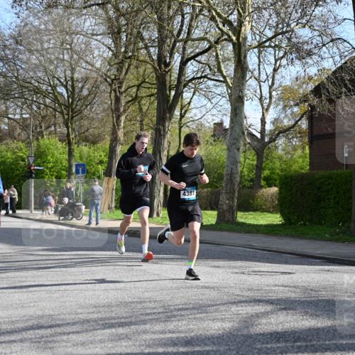 12.04.2026 - 45. Internationalen Wilhelmsburger Insellauf J. Mangold http://msf.ph/oto/9455023 12.04.2026 10:23:37 Ziel 4953, 5237, 4381, 4566, 3561, 4492, 5684, 3476, 2702, 3351, 3813 meine-sportfotos.de