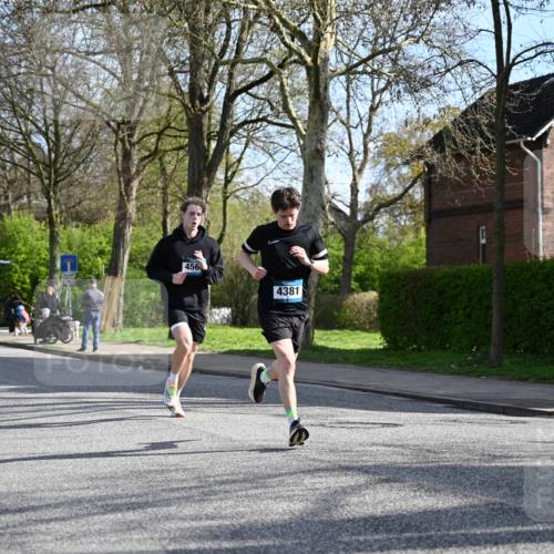 12.04.2026 - 45. Internationalen Wilhelmsburger Insellauf J. Mangold http://msf.ph/oto/9455029 12.04.2026 10:23:38 Ziel 4953, 5237, 4381, 4566, 3561, 4492, 5684, 3476, 2702, 3476, 2702, 3351, 3813 meine-sportfotos.de