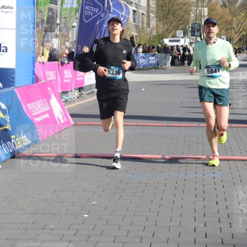 12.04.2026 - 45. Internationalen Wilhelmsburger Insellauf Strokosch-Dieckow http://msf.ph/oto/9455245 12.04.2026 10:30:54 Ziel 2317, 5841, 5236 meine-sportfotos.de