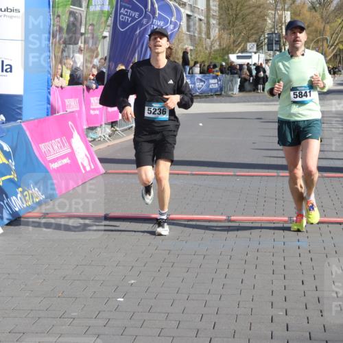 12.04.2026 - 45. Internationalen Wilhelmsburger Insellauf Strokosch-Dieckow http://msf.ph/oto/9455253 12.04.2026 10:30:54 Ziel 2317, 5841, 5236 meine-sportfotos.de