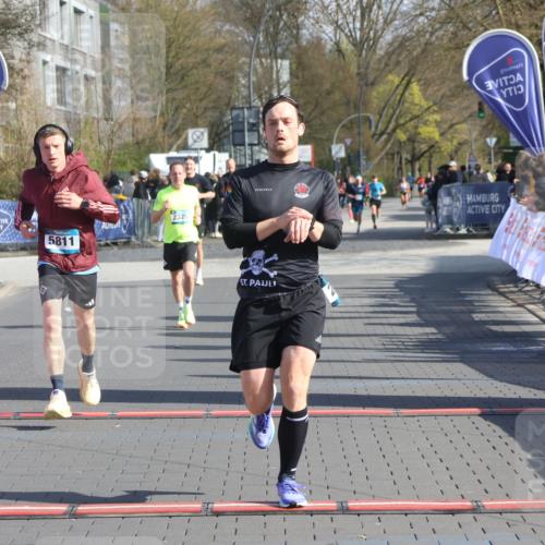 12.04.2026 - 45. Internationalen Wilhelmsburger Insellauf Strokosch-Dieckow http://msf.ph/oto/9455495 12.04.2026 10:31:21 Ziel 3016, 2831, 5811 meine-sportfotos.de