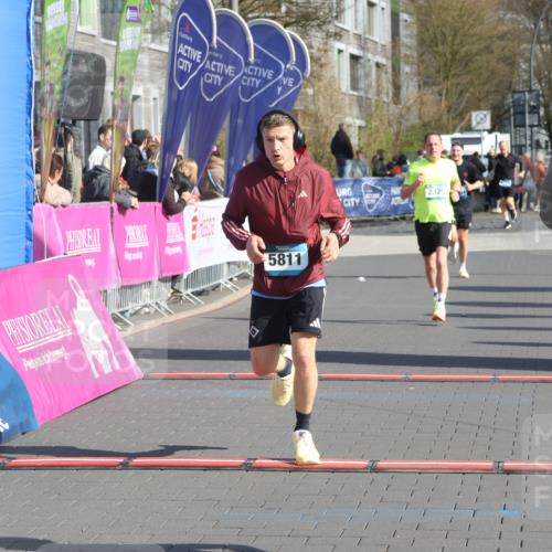 12.04.2026 - 45. Internationalen Wilhelmsburger Insellauf Strokosch-Dieckow http://msf.ph/oto/9455507 12.04.2026 10:31:23 Ziel 2831, 5811, 2325 meine-sportfotos.de
