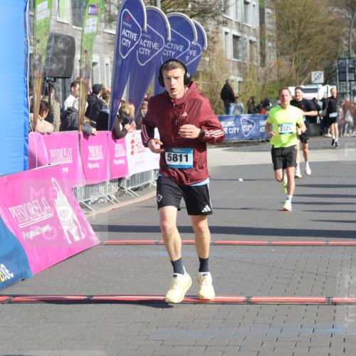 12.04.2026 - 45. Internationalen Wilhelmsburger Insellauf Strokosch-Dieckow http://msf.ph/oto/9455519 12.04.2026 10:31:23 Ziel 2831, 5811, 2325 meine-sportfotos.de