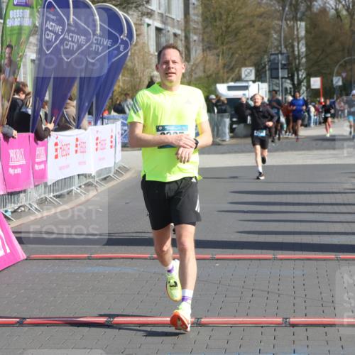 12.04.2026 - 45. Internationalen Wilhelmsburger Insellauf Strokosch-Dieckow http://msf.ph/oto/9455535 12.04.2026 10:31:26 Ziel 5811, 2325, 5661 meine-sportfotos.de