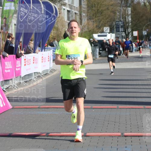 12.04.2026 - 45. Internationalen Wilhelmsburger Insellauf Strokosch-Dieckow http://msf.ph/oto/9455540 12.04.2026 10:31:26 Ziel 5811, 2325, 5661 meine-sportfotos.de