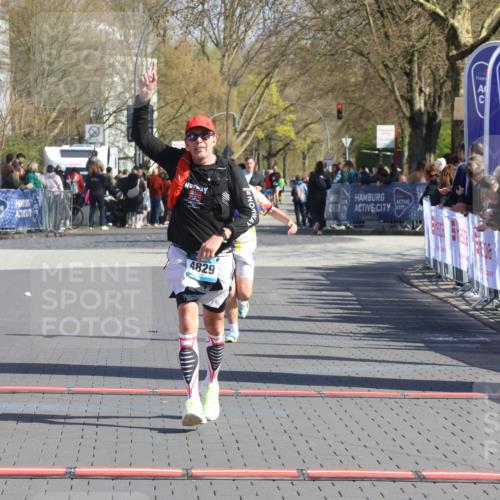 12.04.2026 - 45. Internationalen Wilhelmsburger Insellauf Strokosch-Dieckow http://msf.ph/oto/9455555 12.04.2026 10:44:23 Ziel 2073, 4829, 4062 meine-sportfotos.de