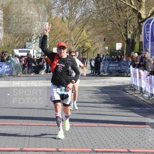 12.04.2026 - 45. Internationalen Wilhelmsburger Insellauf Strokosch-Dieckow http://msf.ph/oto/9455568 12.04.2026 10:44:23 Ziel 2073, 4829, 4062 meine-sportfotos.de