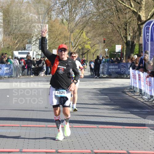 12.04.2026 - 45. Internationalen Wilhelmsburger Insellauf Strokosch-Dieckow http://msf.ph/oto/9455574 12.04.2026 10:44:23 Ziel 2073, 4829, 4062 meine-sportfotos.de