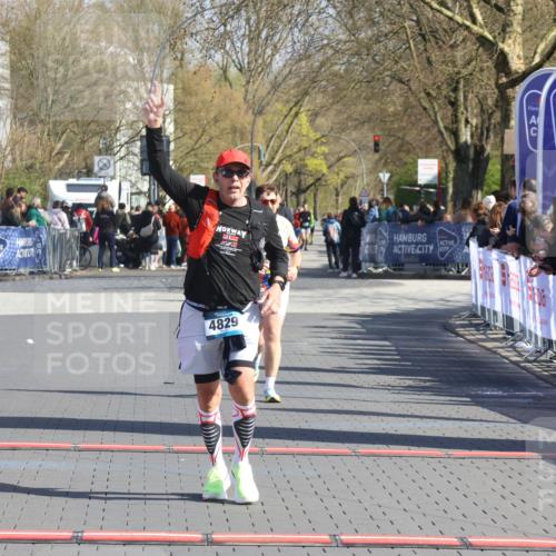 12.04.2026 - 45. Internationalen Wilhelmsburger Insellauf Strokosch-Dieckow http://msf.ph/oto/9455579 12.04.2026 10:44:23 Ziel 2073, 4829, 4062 meine-sportfotos.de