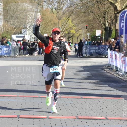 12.04.2026 - 45. Internationalen Wilhelmsburger Insellauf Strokosch-Dieckow http://msf.ph/oto/9455599 12.04.2026 10:44:23 Ziel 2073, 4829, 4062 meine-sportfotos.de