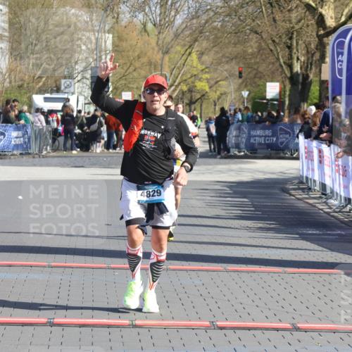 12.04.2026 - 45. Internationalen Wilhelmsburger Insellauf Strokosch-Dieckow http://msf.ph/oto/9455612 12.04.2026 10:44:23 Ziel 2073, 4829, 4062 meine-sportfotos.de