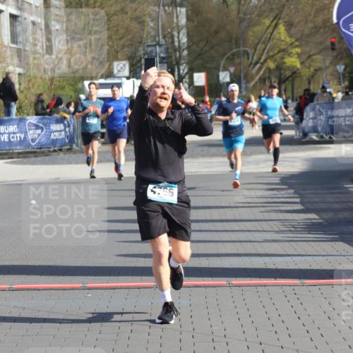 12.04.2026 - 45. Internationalen Wilhelmsburger Insellauf Strokosch-Dieckow http://msf.ph/oto/9455628 12.04.2026 10:31:32 Ziel 5661, 4766 meine-sportfotos.de