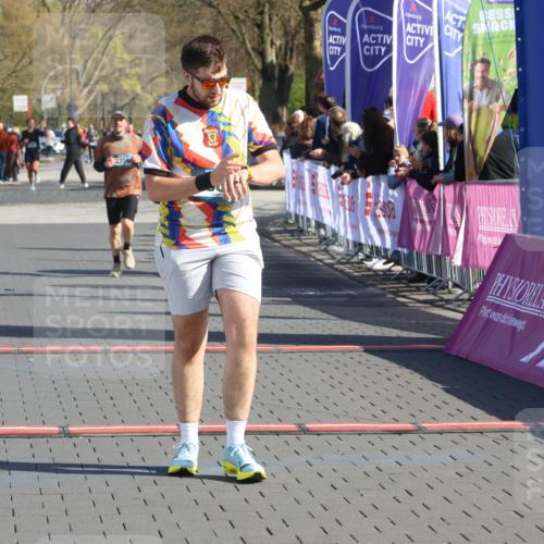 12.04.2026 - 45. Internationalen Wilhelmsburger Insellauf Strokosch-Dieckow http://msf.ph/oto/9455629 12.04.2026 10:44:28 Ziel 4062, 5824, 3356 meine-sportfotos.de
