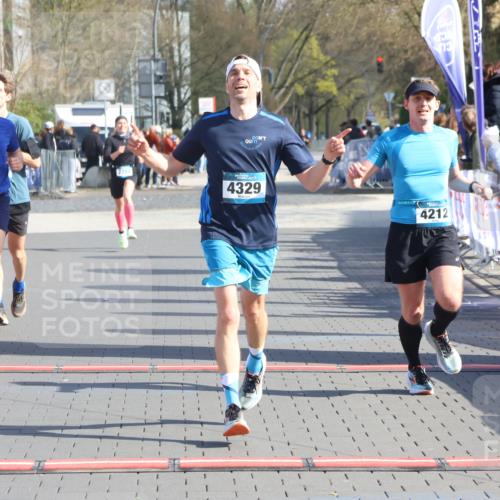 12.04.2026 - 45. Internationalen Wilhelmsburger Insellauf Strokosch-Dieckow http://msf.ph/oto/9455649 12.04.2026 10:31:37 Ziel 4329, 4212, 5526 meine-sportfotos.de