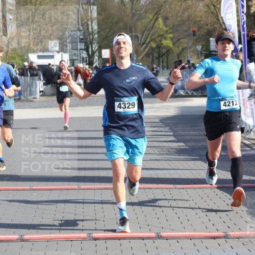 12.04.2026 - 45. Internationalen Wilhelmsburger Insellauf Strokosch-Dieckow http://msf.ph/oto/9455659 12.04.2026 10:31:37 Ziel 4329, 4212, 5526 meine-sportfotos.de