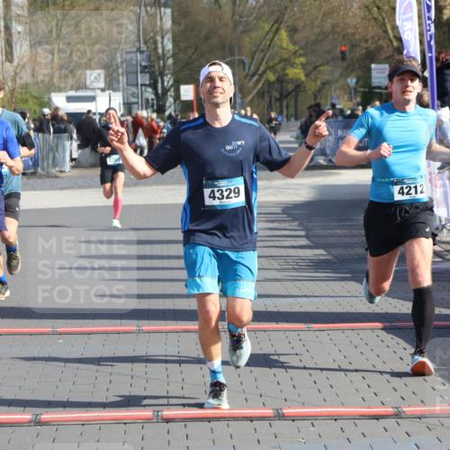12.04.2026 - 45. Internationalen Wilhelmsburger Insellauf Strokosch-Dieckow http://msf.ph/oto/9455664 12.04.2026 10:31:37 Ziel 4329, 4212, 5526 meine-sportfotos.de