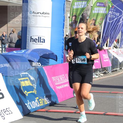 12.04.2026 - 45. Internationalen Wilhelmsburger Insellauf Strokosch-Dieckow http://msf.ph/oto/9455710 12.04.2026 10:44:39 Ziel 5766, 5775 meine-sportfotos.de