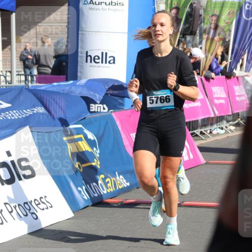 12.04.2026 - 45. Internationalen Wilhelmsburger Insellauf Strokosch-Dieckow http://msf.ph/oto/9455745 12.04.2026 10:44:40 Ziel 5766, 5775 meine-sportfotos.de
