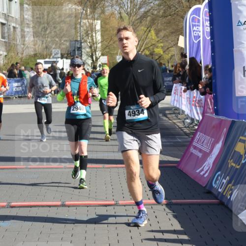 12.04.2026 - 45. Internationalen Wilhelmsburger Insellauf Strokosch-Dieckow http://msf.ph/oto/9455833 12.04.2026 10:44:55 Ziel 3662, 2911, 4934, 2940, 4815, 4758, 5009, 4906 meine-sportfotos.de