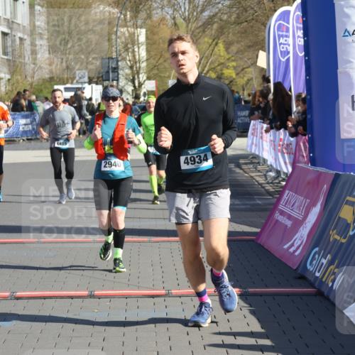 12.04.2026 - 45. Internationalen Wilhelmsburger Insellauf Strokosch-Dieckow http://msf.ph/oto/9455838 12.04.2026 10:44:55 Ziel 3662, 2911, 4934, 2940, 4815, 4758, 5009, 4906 meine-sportfotos.de