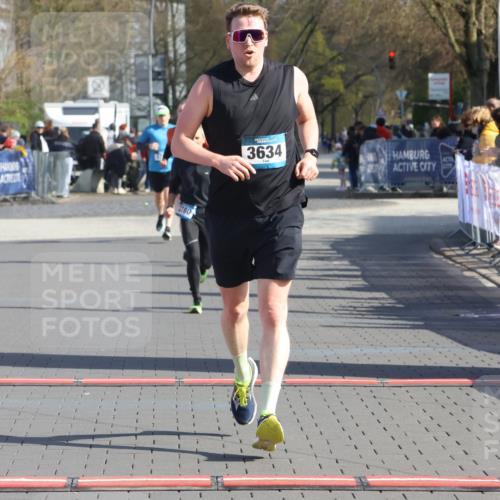 12.04.2026 - 45. Internationalen Wilhelmsburger Insellauf Strokosch-Dieckow http://msf.ph/oto/9455861 12.04.2026 10:31:55 Ziel 3619, 3634, 2780 meine-sportfotos.de