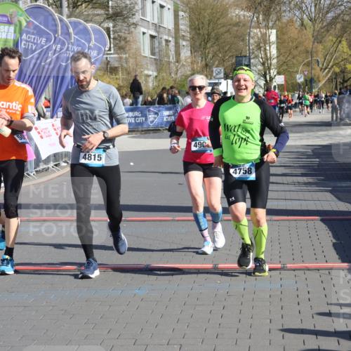 12.04.2026 - 45. Internationalen Wilhelmsburger Insellauf Strokosch-Dieckow http://msf.ph/oto/9455888 12.04.2026 10:44:59 Ziel 2940, 4815, 4758, 5009, 4906 meine-sportfotos.de