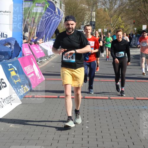 12.04.2026 - 45. Internationalen Wilhelmsburger Insellauf Strokosch-Dieckow http://msf.ph/oto/9455991 12.04.2026 10:45:18 Ziel 3173, 2190, 4914, 5341, 5435, 5563, 2075 meine-sportfotos.de