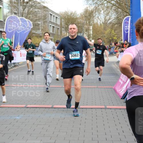 12.04.2026 - 45. Internationalen Wilhelmsburger Insellauf Strokosch-Dieckow http://msf.ph/oto/9456094 12.04.2026 13:03:33 Ziel 3062, 4413, 4523 meine-sportfotos.de