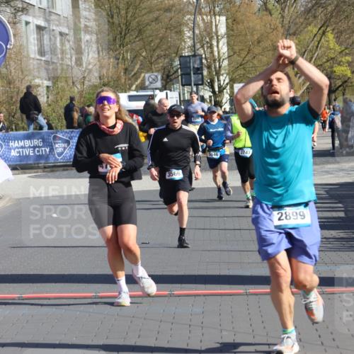 12.04.2026 - 45. Internationalen Wilhelmsburger Insellauf Strokosch-Dieckow http://msf.ph/oto/9456126 12.04.2026 10:45:31 Ziel 2899, 4785, 3566 meine-sportfotos.de
