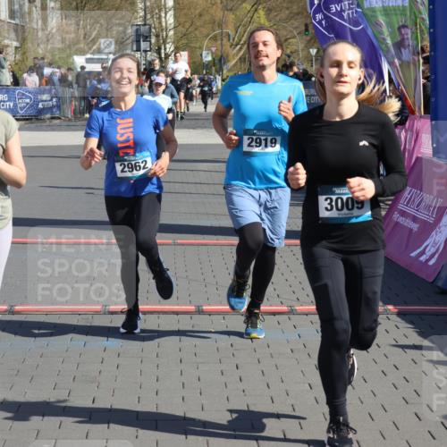 12.04.2026 - 45. Internationalen Wilhelmsburger Insellauf Strokosch-Dieckow http://msf.ph/oto/9456136 12.04.2026 11:02:48 Ziel 2985, 3505, 3009, 2962, 2919 meine-sportfotos.de
