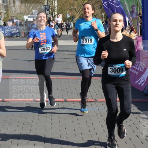 12.04.2026 - 45. Internationalen Wilhelmsburger Insellauf Strokosch-Dieckow http://msf.ph/oto/9456146 12.04.2026 11:02:48 Ziel 2985, 3505, 3009, 2962, 2919 meine-sportfotos.de